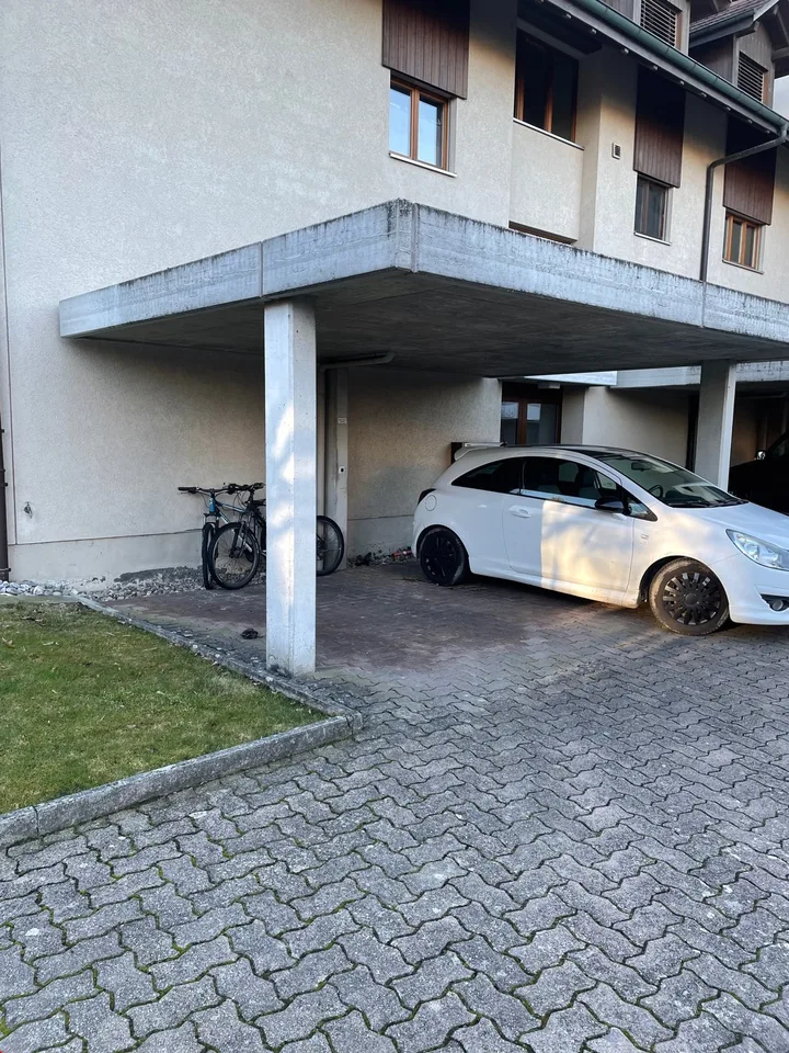 Autounterstand mitten in Bätterkinden
