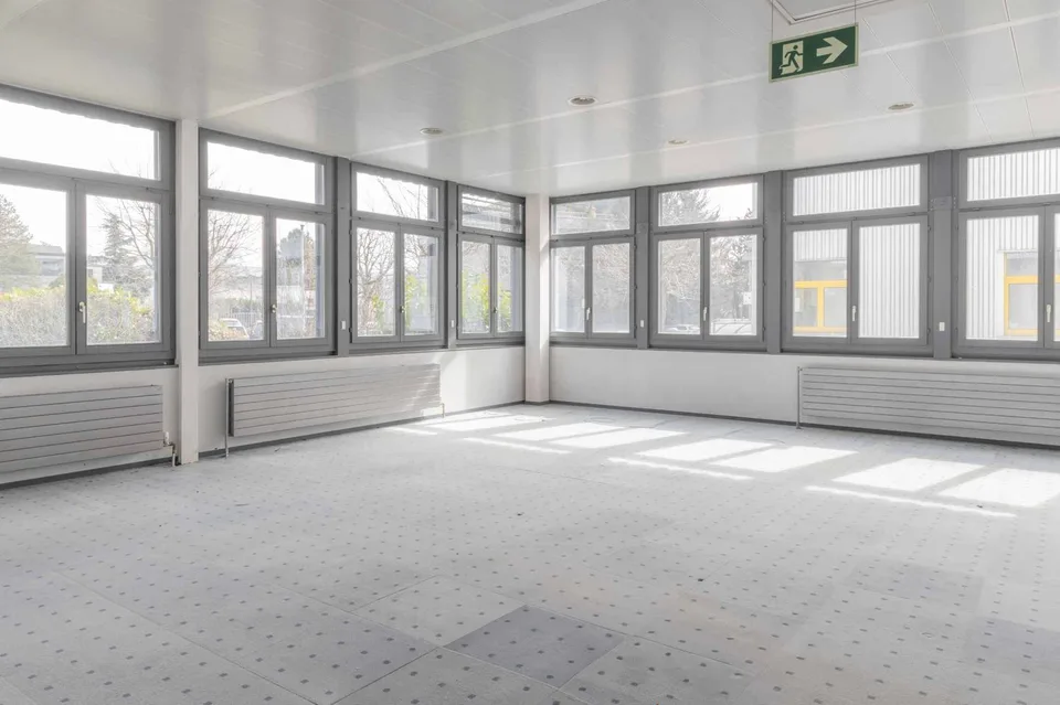 GEBÄUDE MIT MEHREREN FUNKTIONEN ÜBER 3 Ebenen IN MEYRIN
