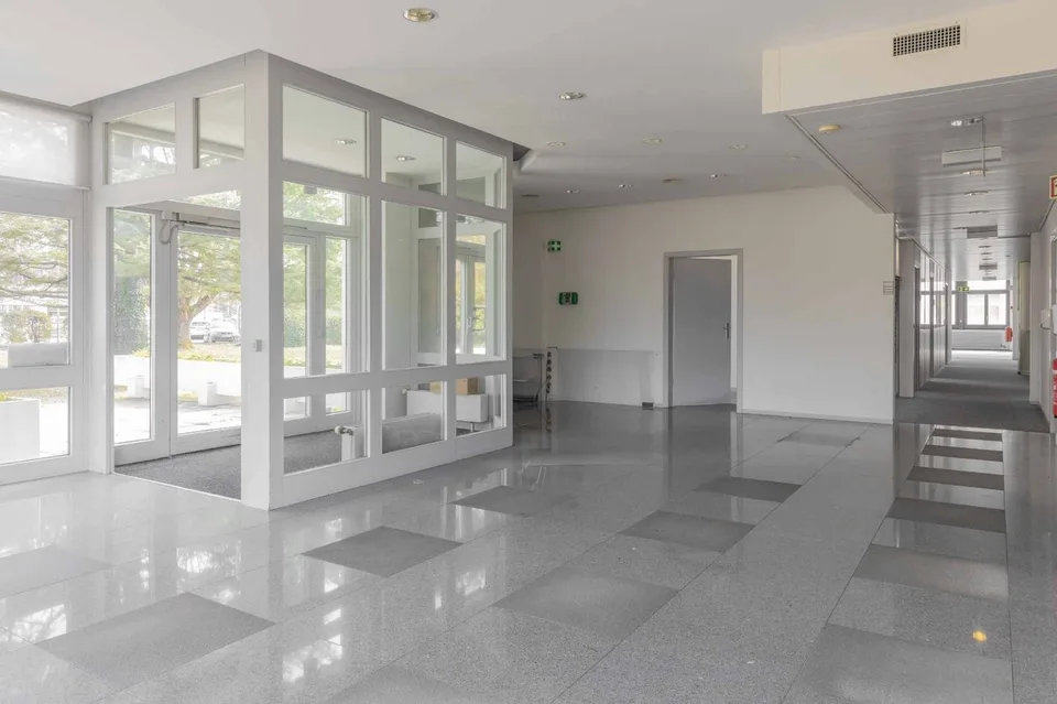 GEBÄUDE MIT MEHREREN FUNKTIONEN ÜBER 3 Ebenen IN MEYRIN
