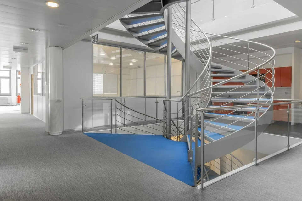 GEBÄUDE MIT MEHREREN FUNKTIONEN ÜBER 3 Ebenen IN MEYRIN
