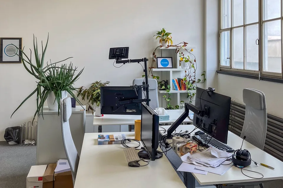 Bureau abordable dans une halle d'usine créative