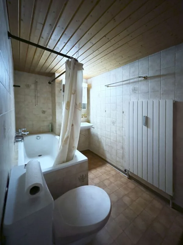 Petit appartement de 2 pièces sous les toits dans la vieille ville, pratiquement au bord du lac (250m)