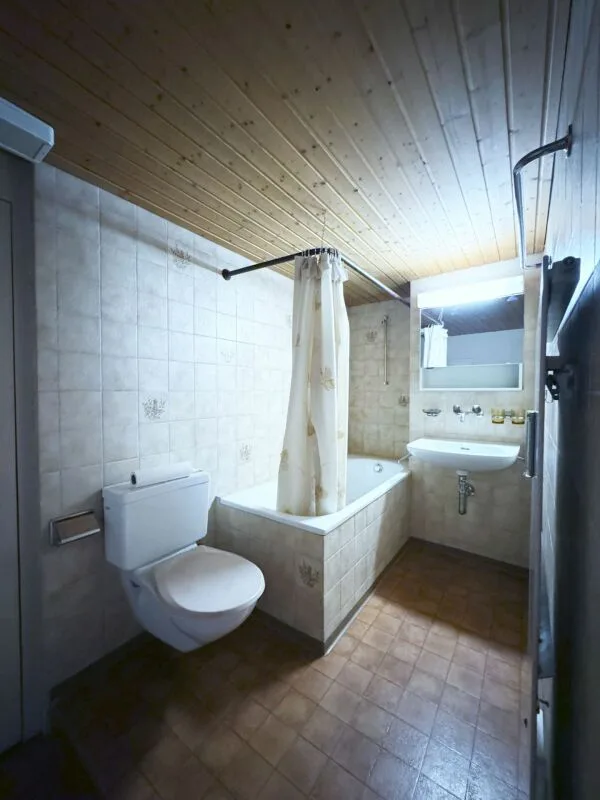 Petit appartement de 2 pièces sous les toits dans la vieille ville, pratiquement au bord du lac (250m)
