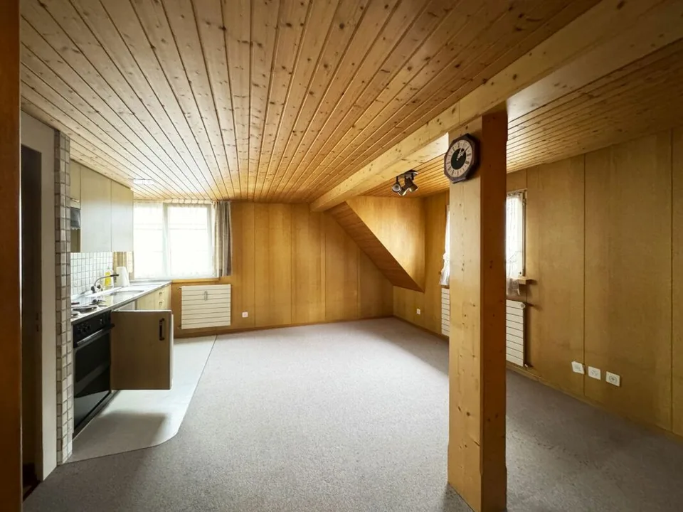 Petit appartement de 2 pièces sous les toits dans la vieille ville, pratiquement au bord du lac (250m)
