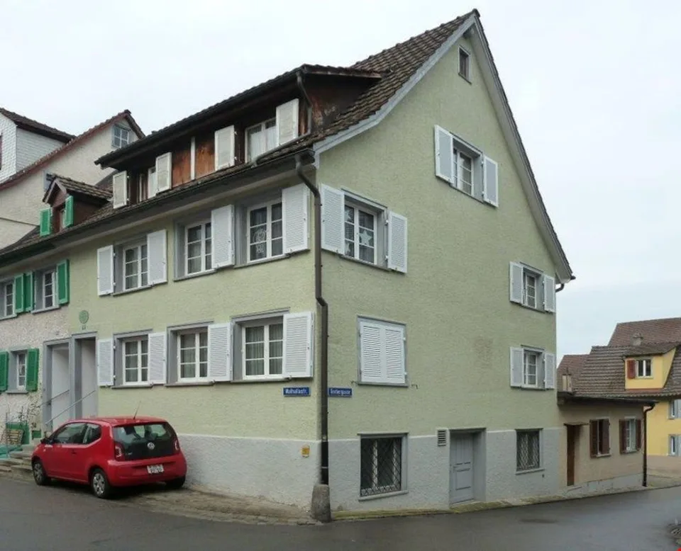 Kleine 2.0 Zi-Dachwohnung in der Altstadt, praktisch am Seeufer (250m)