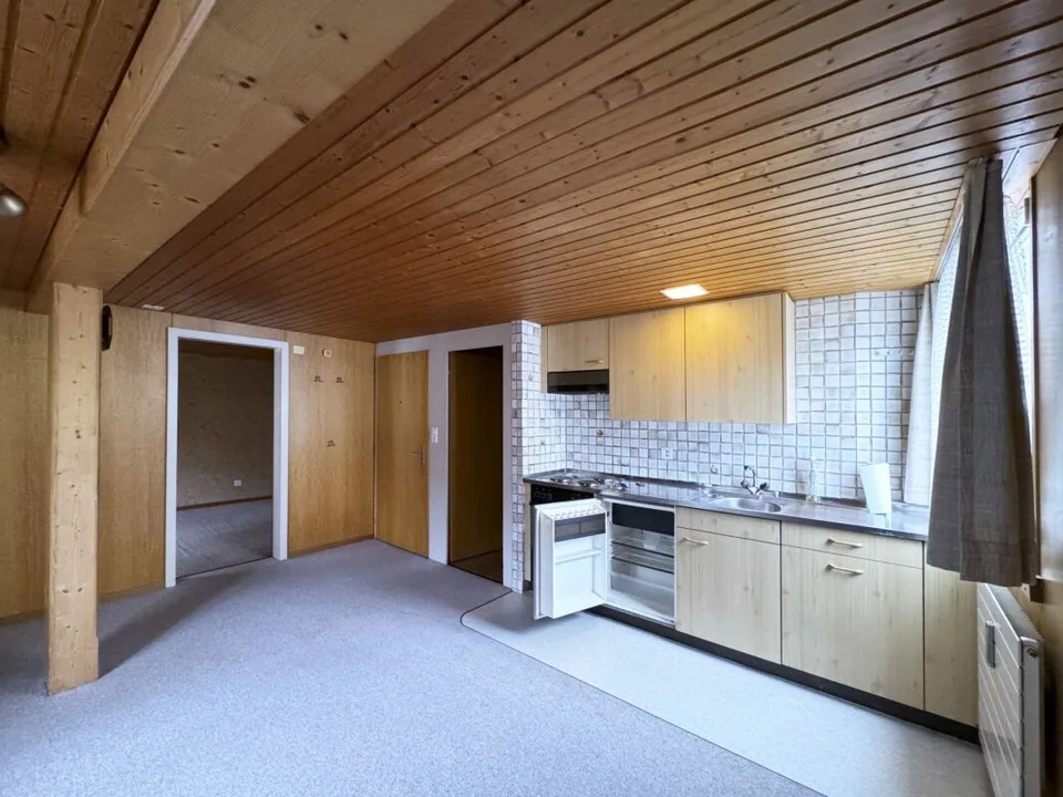 Petit appartement de 2 pièces sous les toits dans la vieille ville, pratiquement au bord du lac (250m)