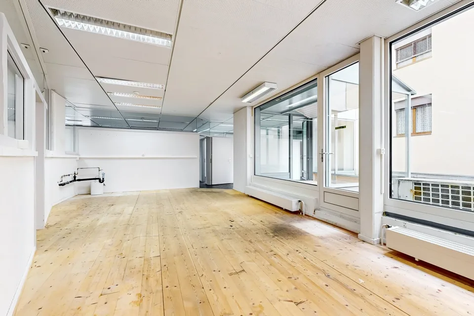 Verkaufsfläche im Erdgeschoss eines Verwaltungsgebäudes