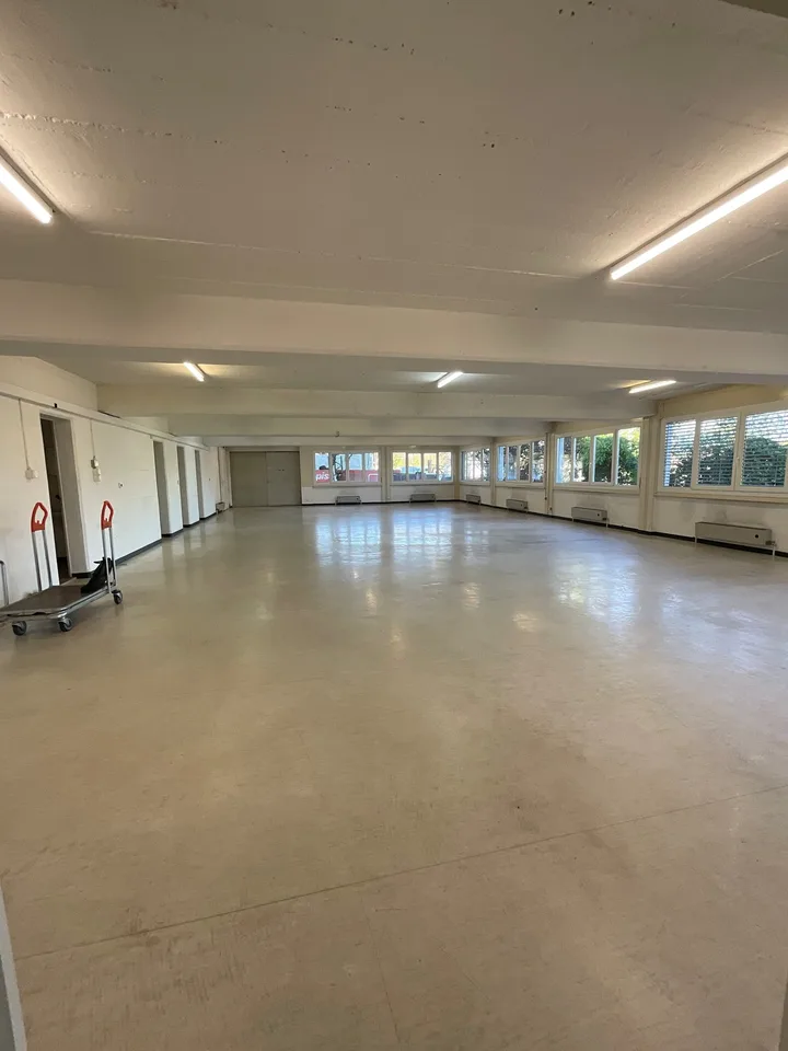 Local commercial lumineux de 255 m² avec accès quai de chargement