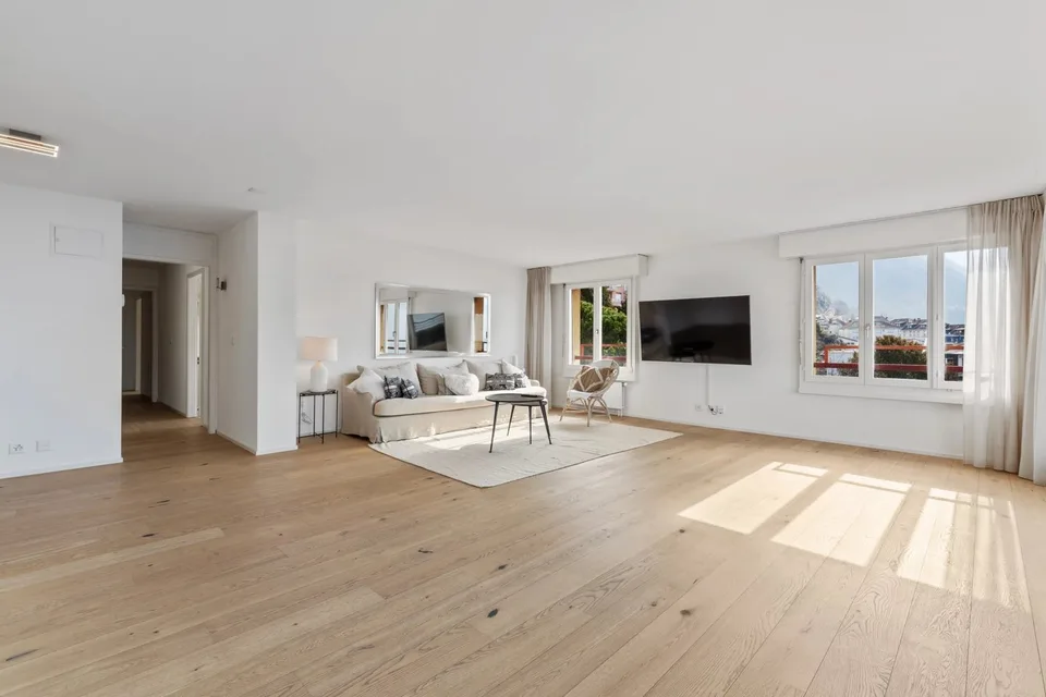 Bel appartement spacieux de 6.5 pièces de 175m2 au 8ème étage.