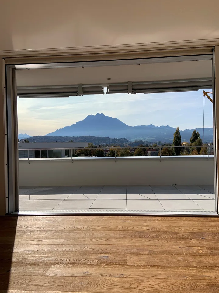 Appartamento attico esclusivo con vista sul Pilatus e grande terrazza!
