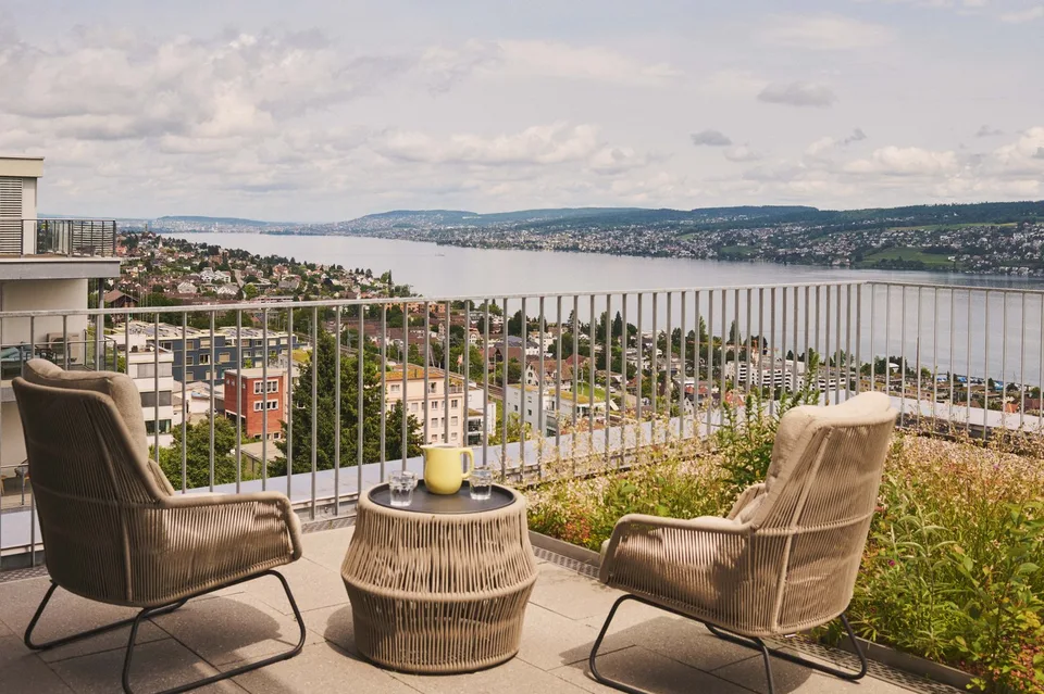 Penthouse Apartment mit Designer Möblierung und voller Seesicht in Horgen/Zürich