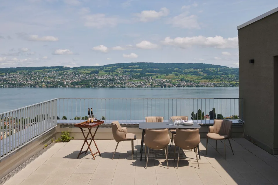 Penthouse Apartment mit Designer Möblierung und voller Seesicht in Horgen/Zürich