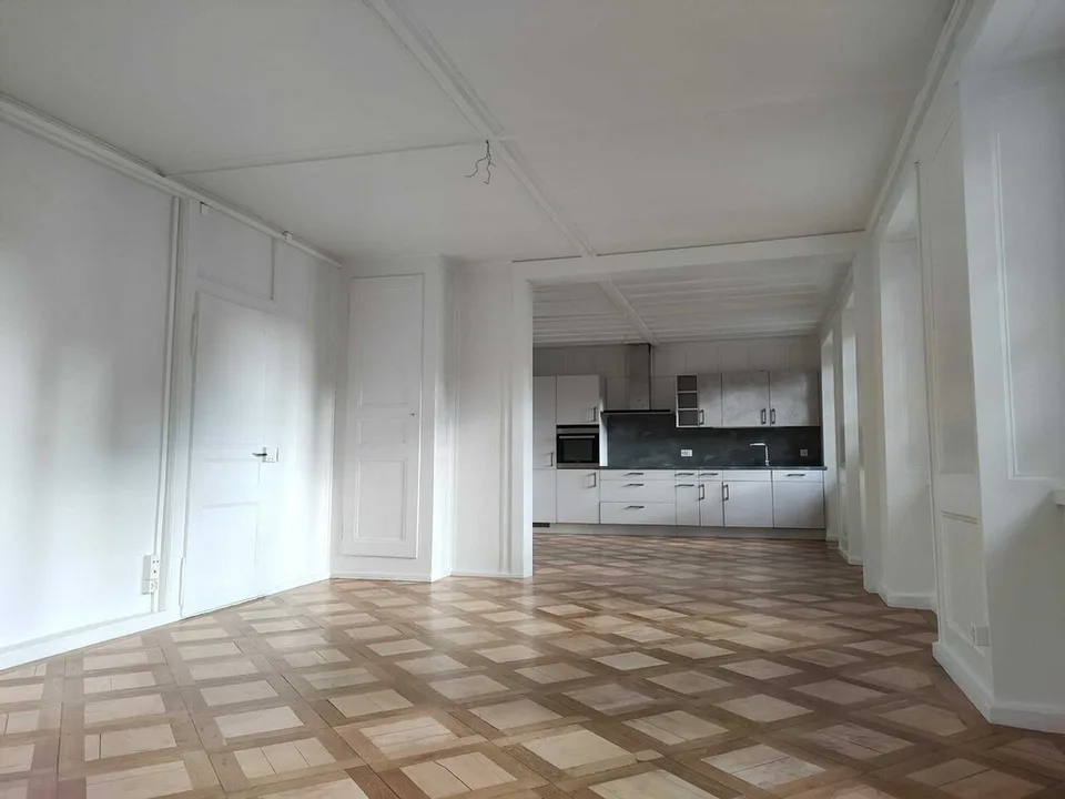 GROßES 3.5 ZIMMER APARTMENT MIT 100 M2 IN DER STADTMITTE MIT CHARME