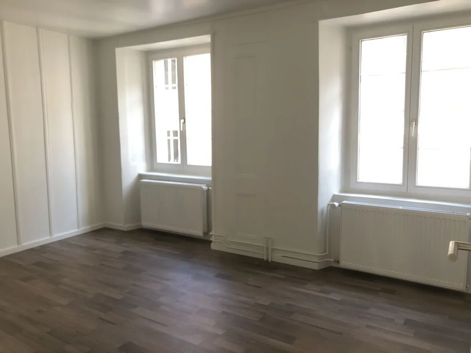 GROßES 3.5 ZIMMER APARTMENT MIT 100 M2 IN DER STADTMITTE MIT CHARME