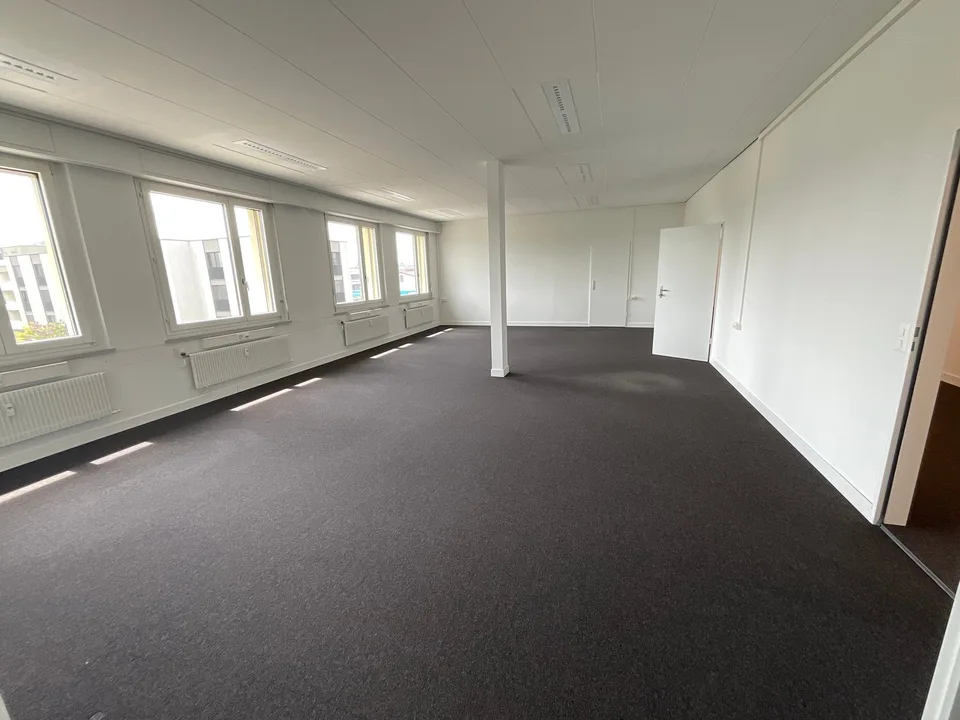 Ufficio luminoso con 6 stanze su Motorenstrasse a Wetzikon ZH