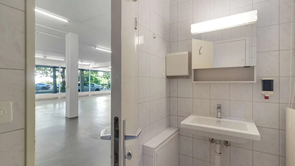 Espace commercial lumineux à proximité de la gare de Schaffhausen – photo 9 sur 13