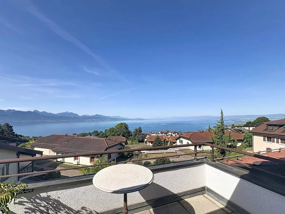 Appartement en attique de 135 m² avec vue imprenable sur le bassin lémanique