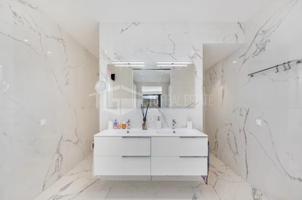 Eleganza Contemporanea con Vista Lago