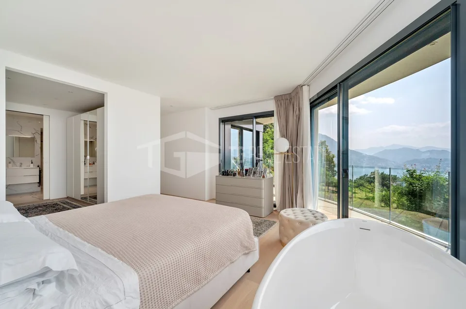Eleganza Contemporanea con Vista Lago