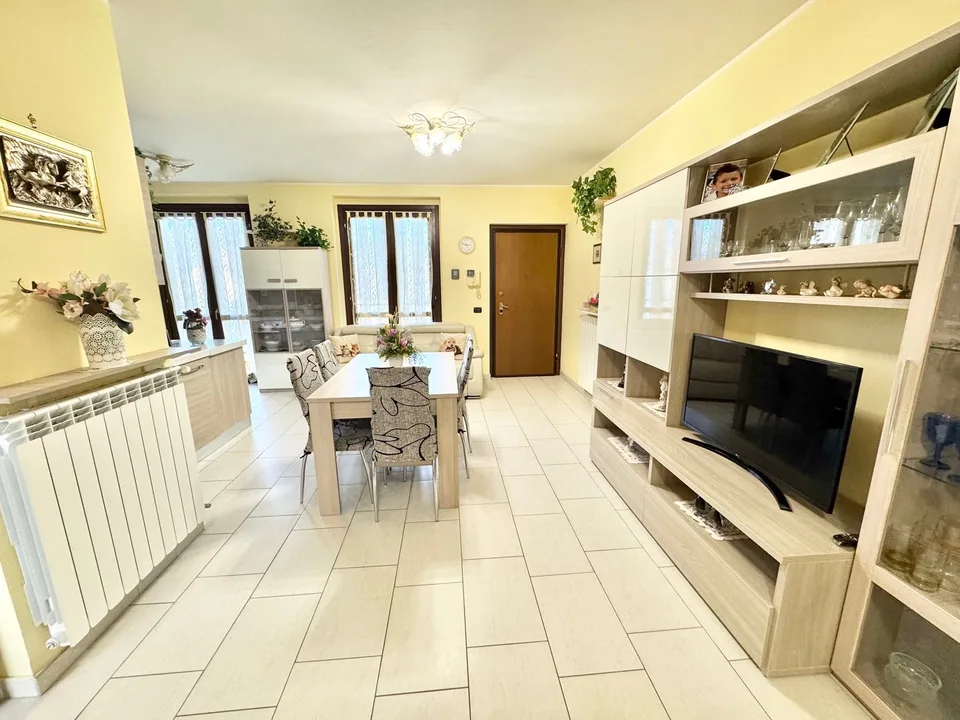 Appartement 3 pièces très bien entretenu en centre-ville avec garage et petit jardin à Germignaga