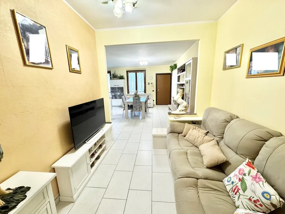 Appartement 3 pièces très bien entretenu en centre-ville avec garage et petit jardin à Germignaga