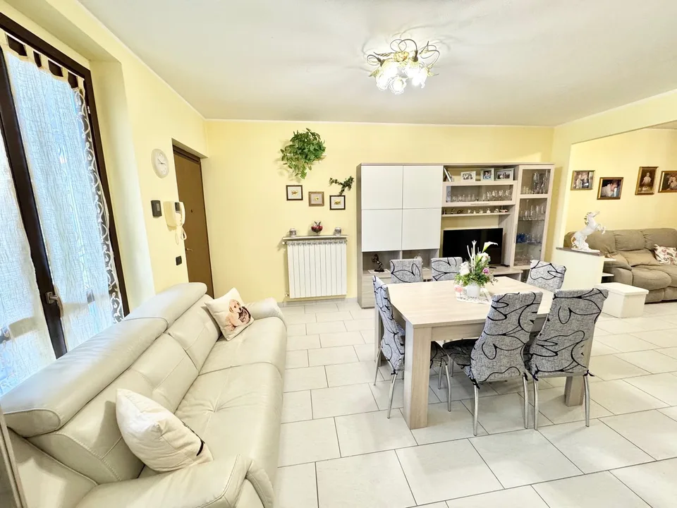 Appartement 3 pièces très bien entretenu en centre-ville avec garage et petit jardin à Germignaga
