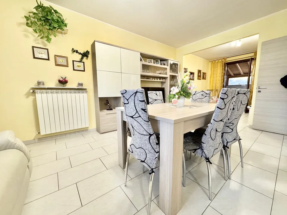 Appartement 3 pièces très bien entretenu en centre-ville avec garage et petit jardin à Germignaga