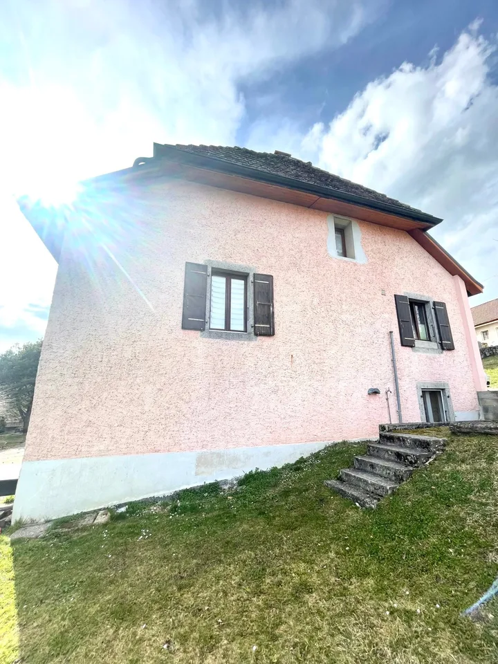 Casa locativa con 4 appartamenti e 7 posti auto