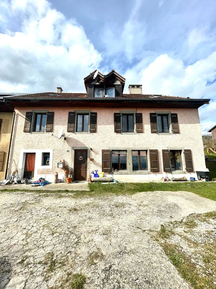 Maison locative mitoyenne comprenant 4 appartements et 7 places de ...