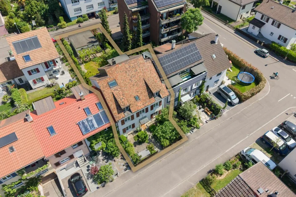 Maison multifamiliale entièrement louée avec 3 appartements et 2 garages