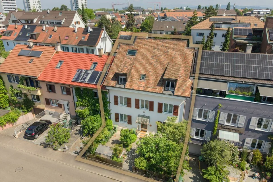Maison multifamiliale entièrement louée avec 3 appartements et 2 garages