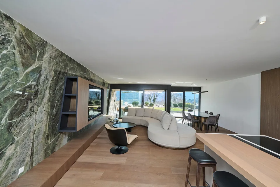 LIBELLULA RESIDENCE: Stupendo appartamento con enorme giardino e vista lago