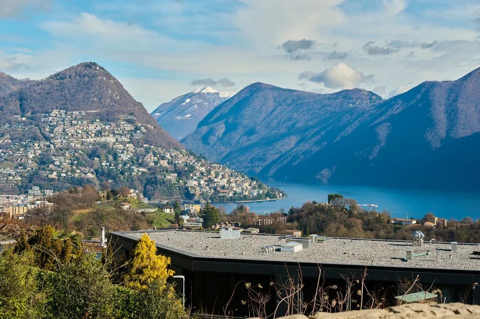 LIBELLULA RESIDENCE: Stupendo appartamento con enorme giardino e vista lago