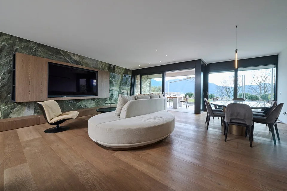 LIBELLULA RESIDENCE: Stupendo appartamento con enorme giardino e vista lago