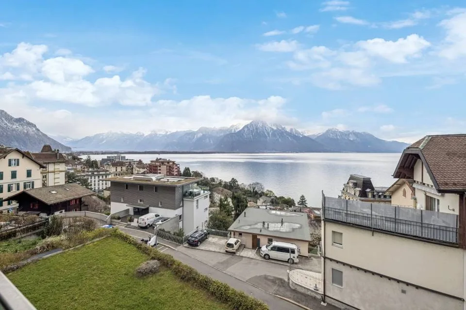 Two-bedroom apartment with lake view and excellent location