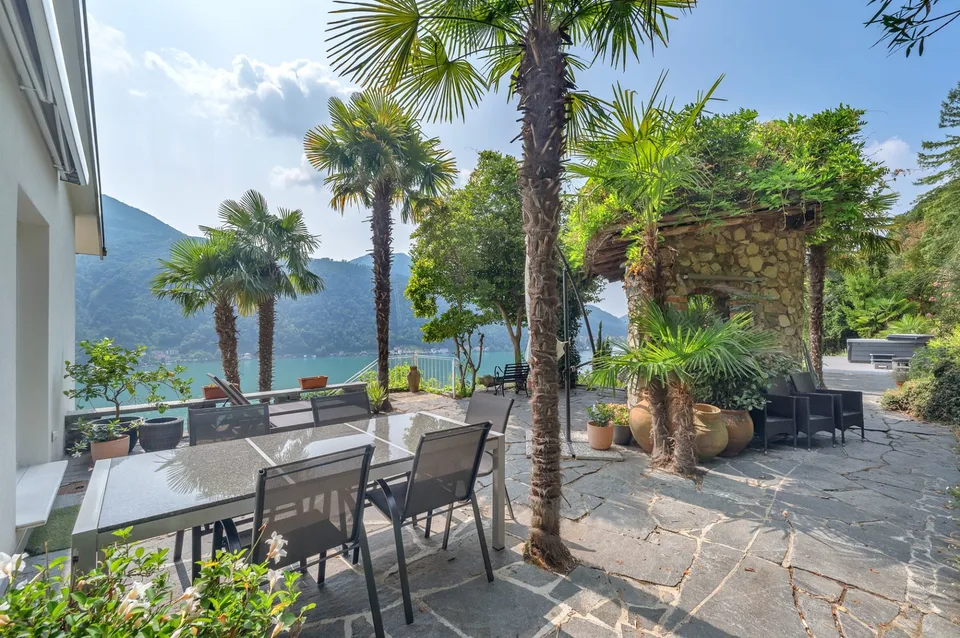 CASA VISTA LAGO CON GRANDE GIARDINO