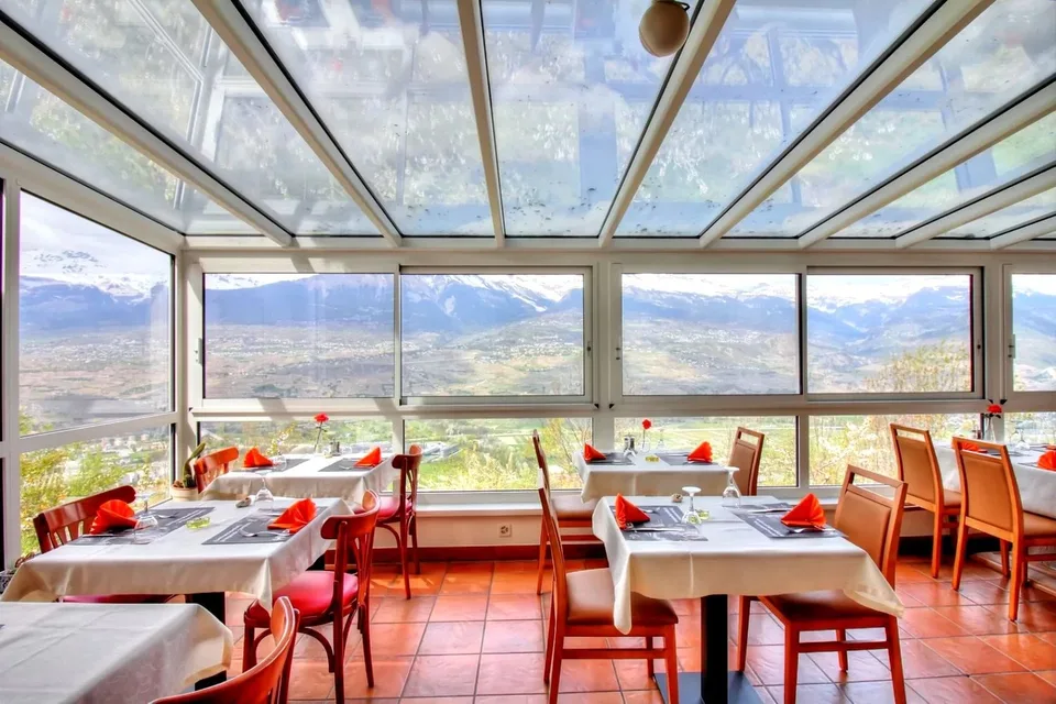 Restaurant mit Wohnung und großem Potenzial in Vex