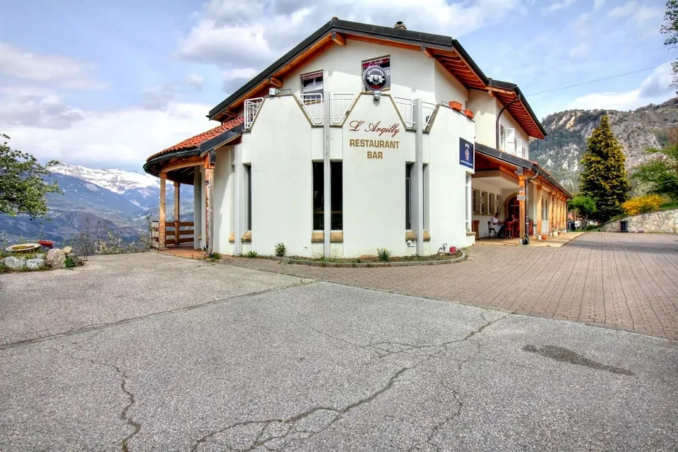 Restaurant mit Wohnung und großem Potenzial in Vex
