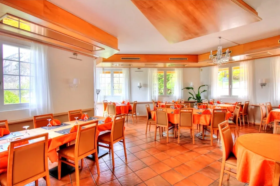 Restaurant mit Wohnung und großem Potenzial in Vex