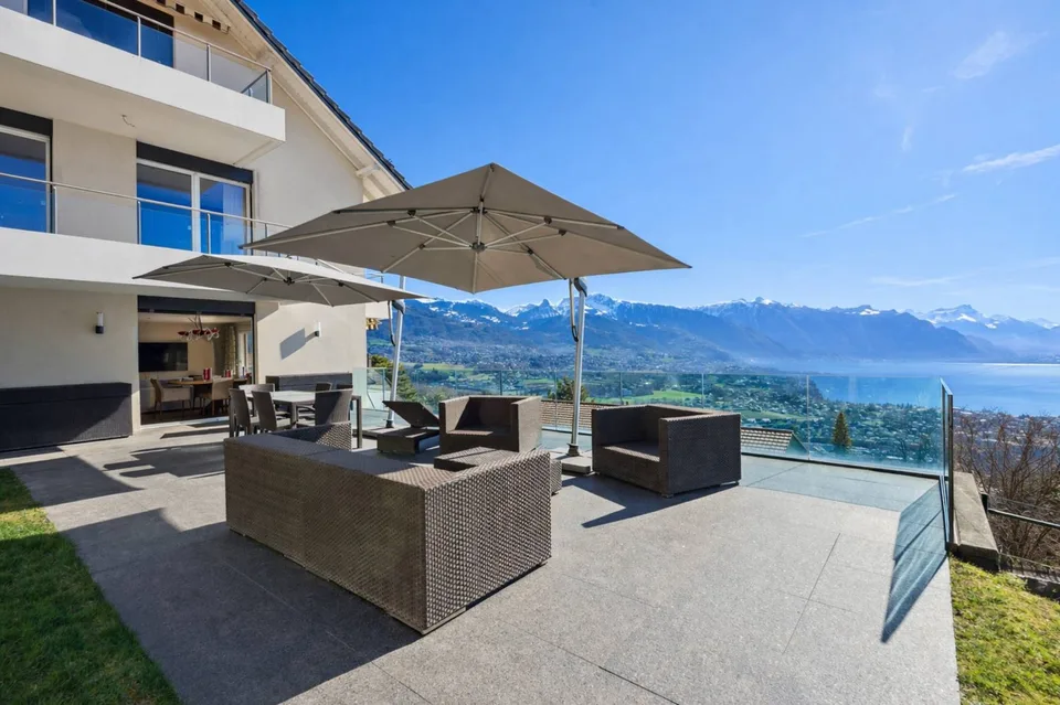 Duplex aux allures de villa avec vue imprenable sur le lac
