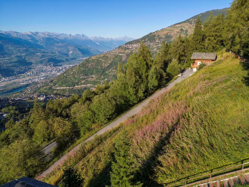 Deux terrains constructibles, libres de mandat avec accès au Bisse