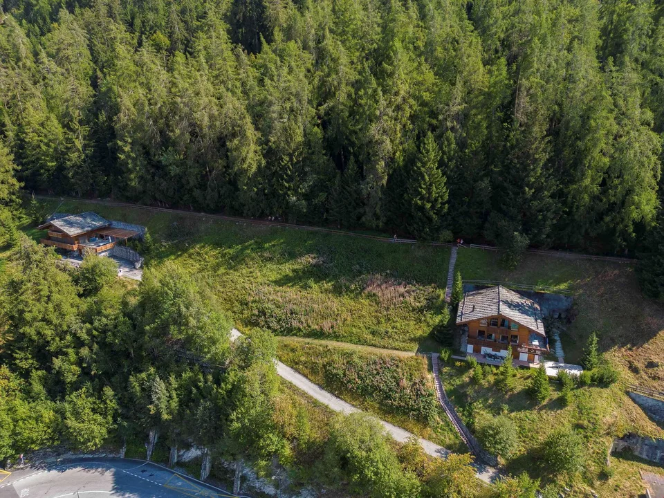 Due terreni edificabili, liberi da mandato con accesso al Bisse