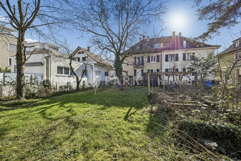 Demi-maison jumelée bien entretenue avec jardin