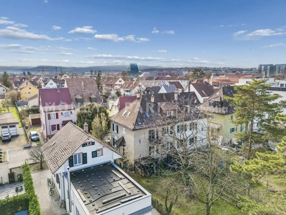 Demi-maison jumelée bien entretenue avec jardin