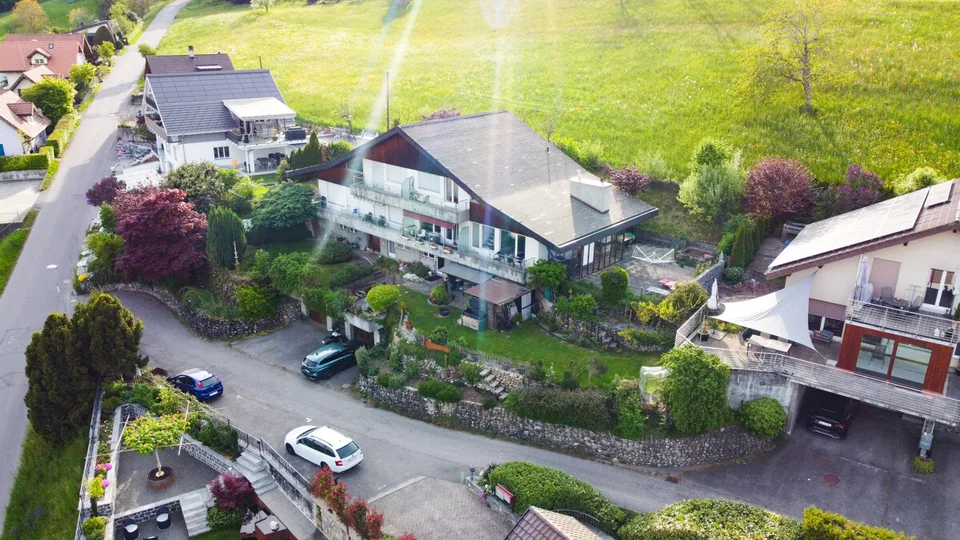 Casa a due famiglie con vista mozzafiato sulle Alpi e potenziale di rendita