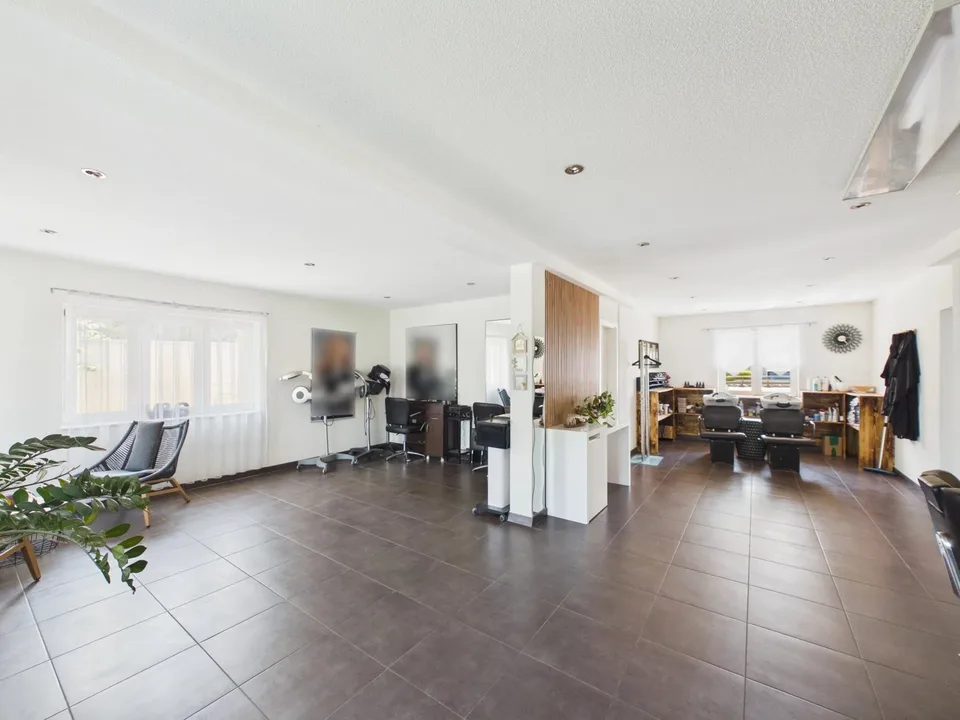 Maison familiale avec espace commercial – photo 12 sur 13