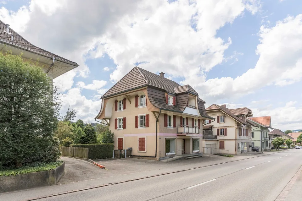 FLÄCHENGROSSES WOHN- UND GESCHÄFTSHAUS IM DORFZENTRUM