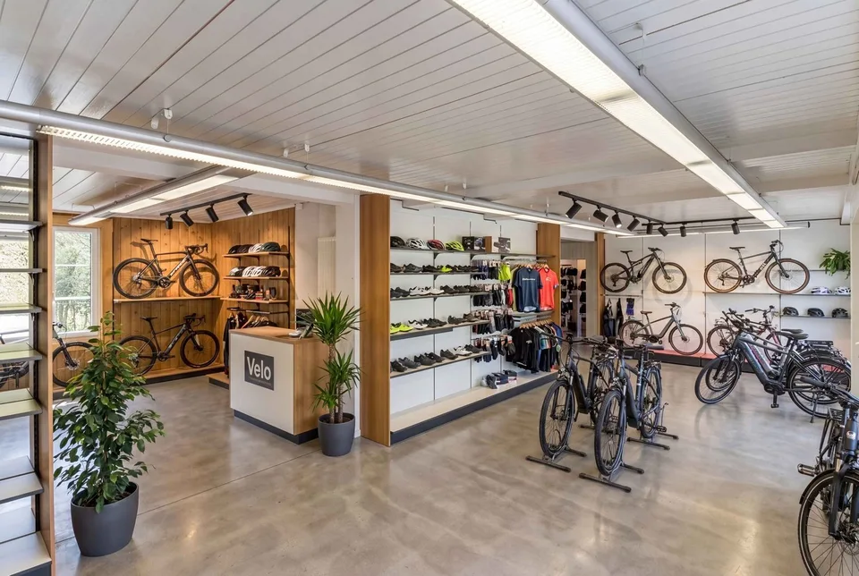 EDIFICIO RESIDENZIALE E COMMERCIALE DI AMPIA METRATURA NEL CENTRO DEL VILLAGGIO