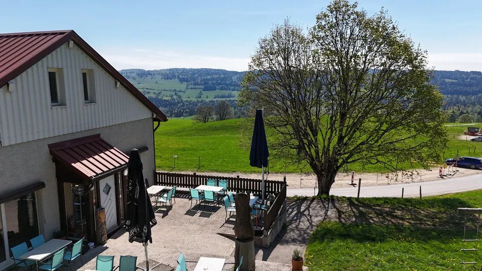 Gebäude mit Restaurant und Wohnungen – Touristische Lage in Vaulion