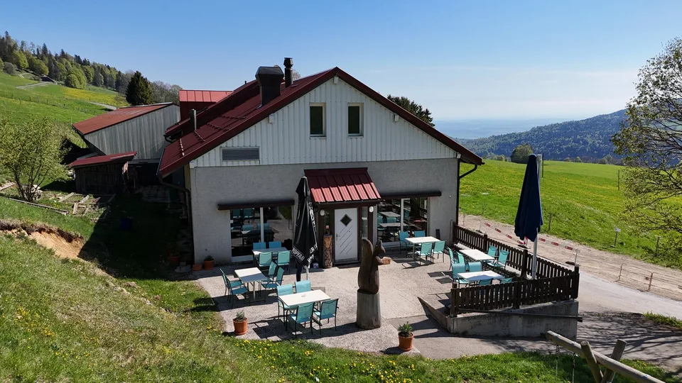 Gebäude mit Restaurant und Wohnungen – Touristische Lage in Vaulion